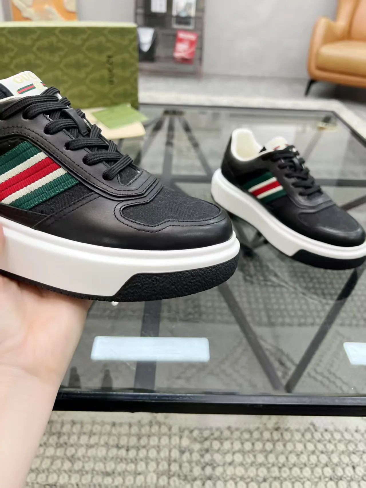 Factory price: 460💰Gucci’s new men’s shoes GUCCI] latest shoes shipped. Original quality, fashionable, made of special materials, sheepskin lining, brand new packaging. The foot feels super comfortable and the workmanship is impeccable. Size: 38-44, customized 45